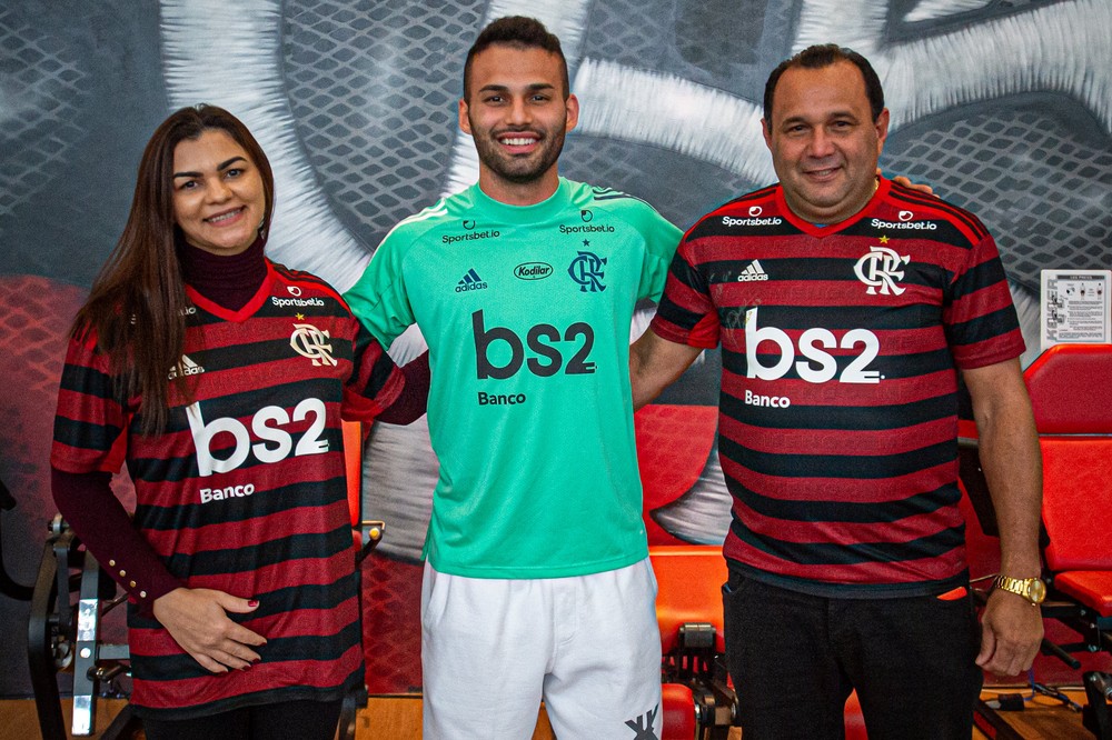 Thiago Maia com a mãe, Vanda, e o pai, Joel — Foto: Paula Reis / Flamengo